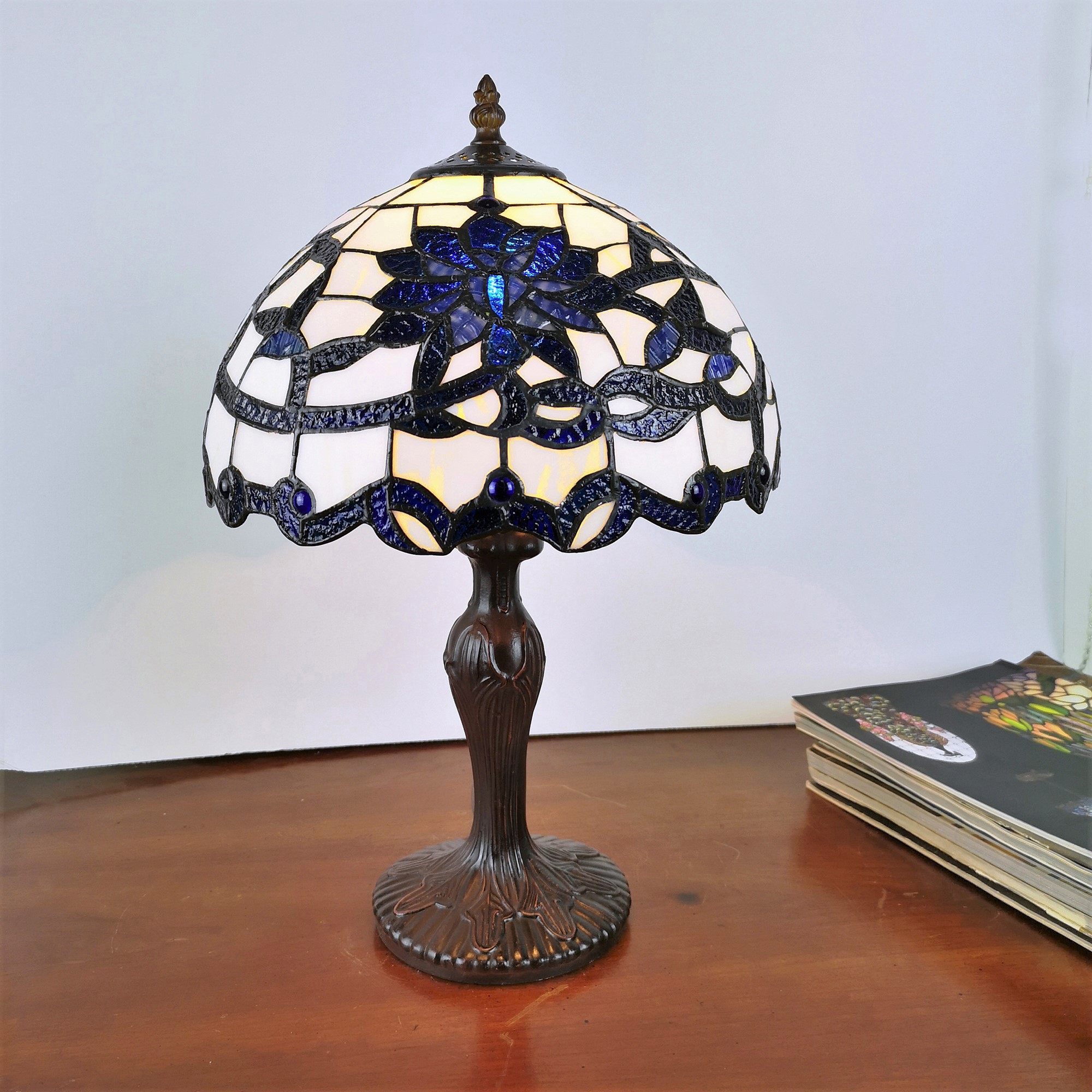 Gracie 12-inch Blue/White Flower Design Stained Glass/Bronze Tiffany-Style Table Lamp