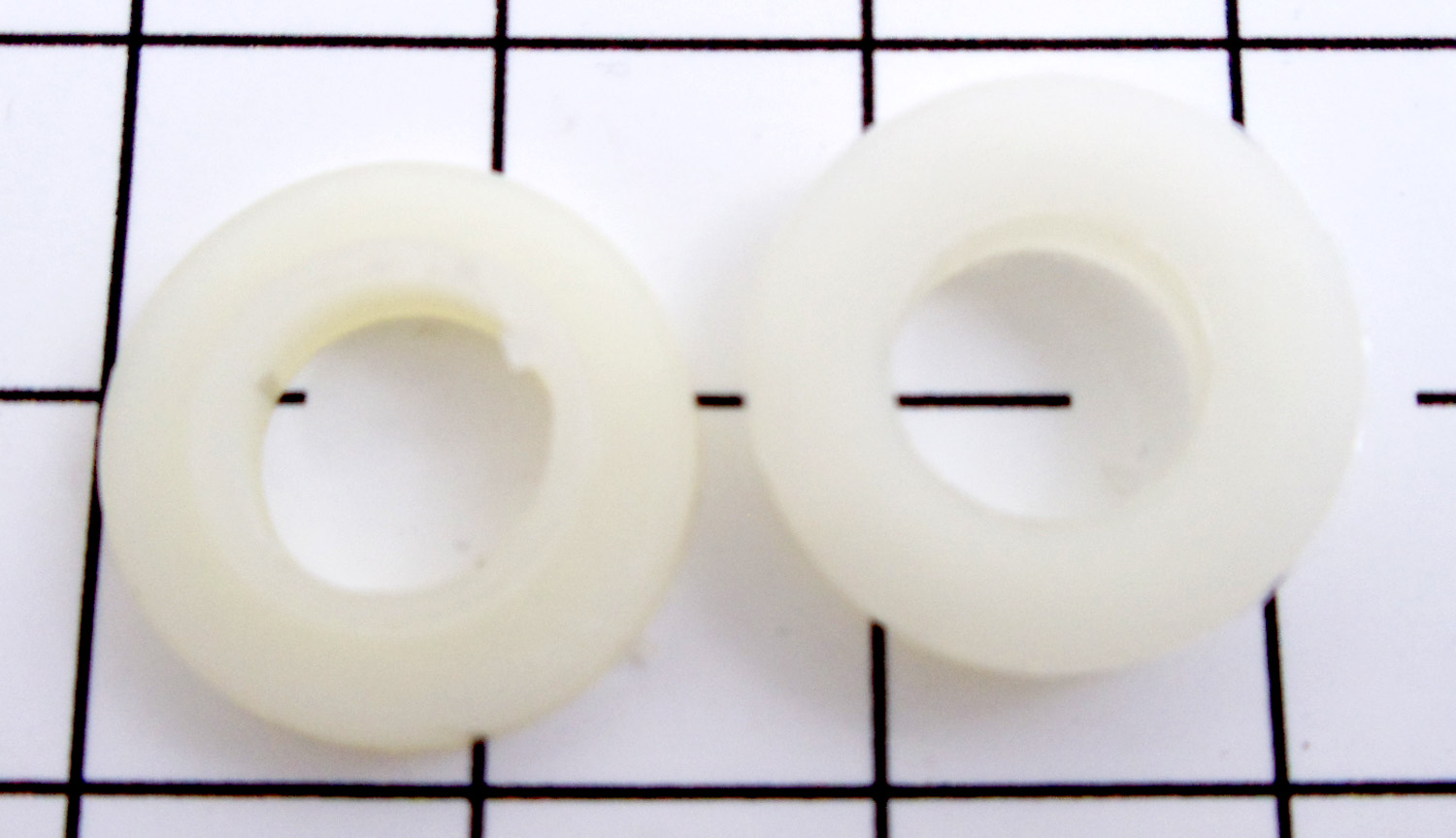 1 PAIR OF NYLON WASHERS FOR STUD MOUNTS
